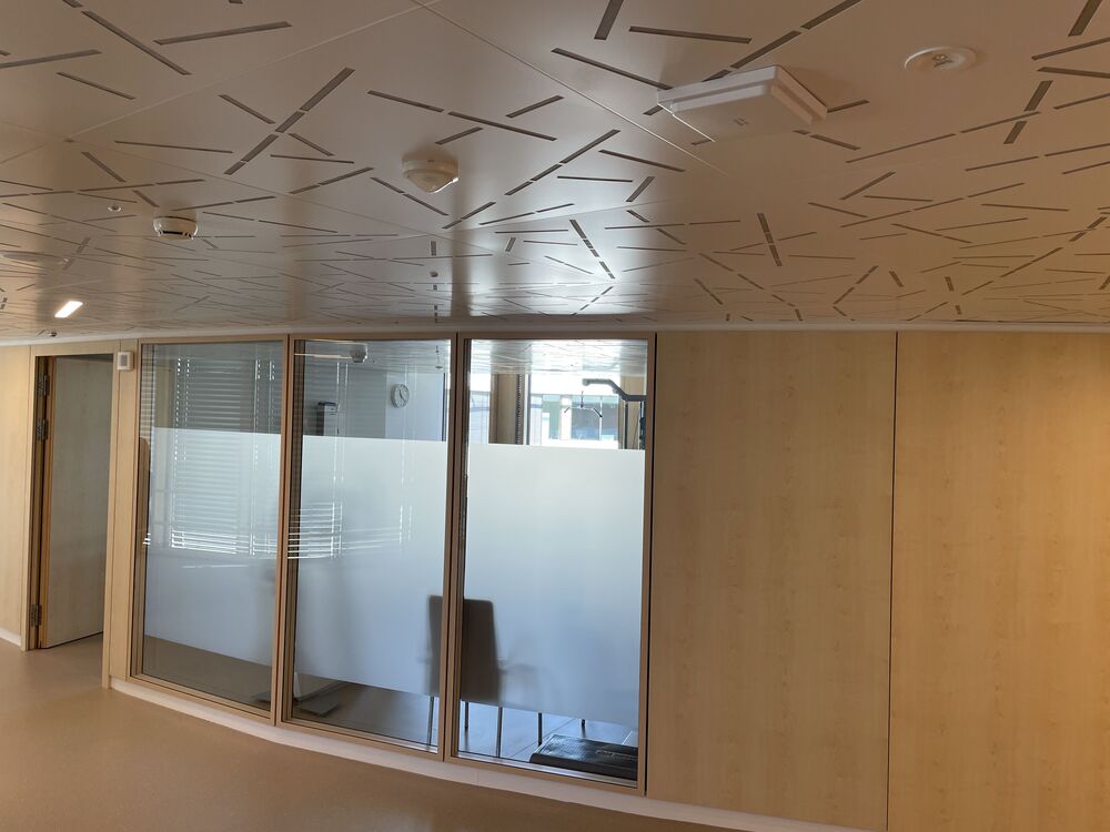 Durchgangsbereich im KSB: diverse Sensoren und Indikatoren an der Decke. (Foto: Peter Warthmann)